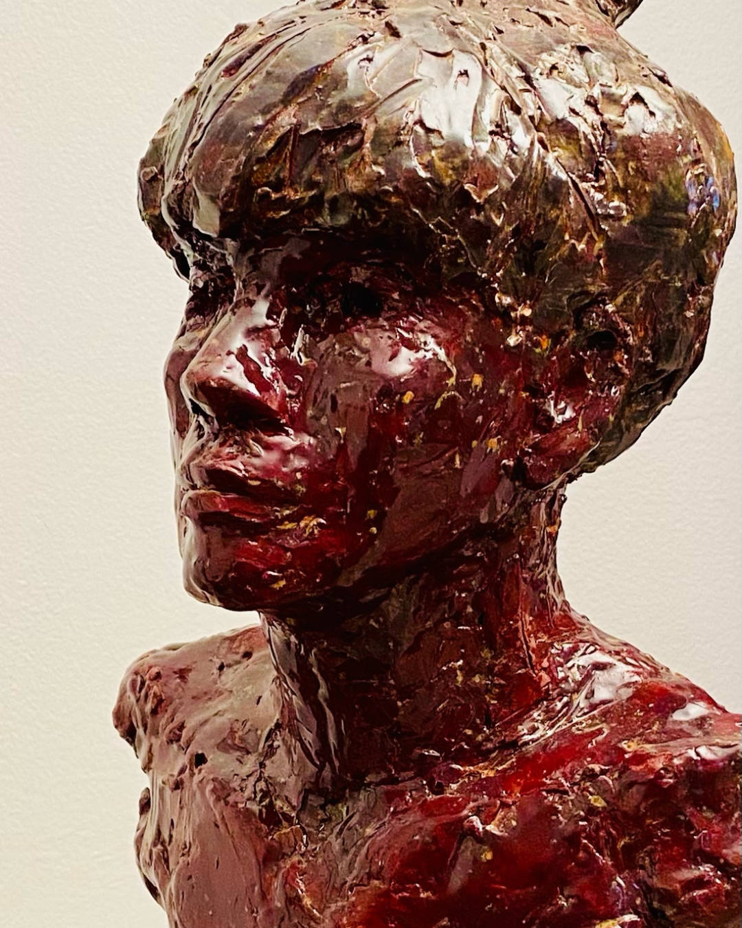 Sculpture émaillée rouge représentant un buste de femme par l'artiste Barbara petit Lisy